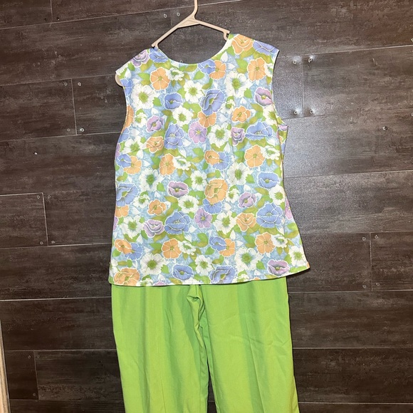 Women’s 2 Piece Set - Picture 2 of 4